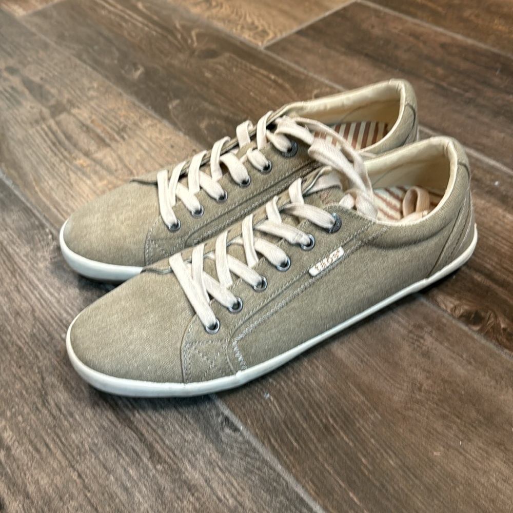 Taos Star Sneakers. Excellent condition. Barely worn.